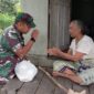 Koordinator SatuJiwa Tanbu, Pelda Indro door to door mendatangi penerima manfaat bantuan dari donatur yang disalurkan melalui posko SatuJiwa. (foto: Dok SatuJiwa)