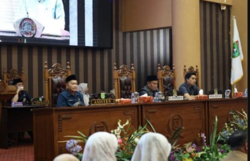 Rapat paripurna DPRD Tanah Bumbu pada pandangan umum fraksi tersebut dipimpin langsung oleh Wakil Ketua DPRD Sementara, Hasanudin. (foto: MC Tanbu)