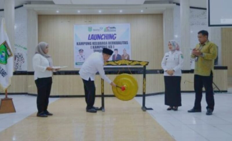 Pemerintah Kabupaten Tanah Bumbu (Pemkab Tanbu) melalui Dinas Keluarga Berencana Pemberdayaan Perempuan dan Perlindungan Anak (DKBP3A) launching Kampung Keluarga Berkualitas. (foto: MC Tanbu)