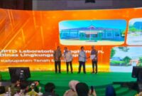 Kadis DLH Tanbu Rahmat Prapto Udoyo, menerima langsung anugerah Adi Niti di Auditorium Gedung Manggala Wanabakti Kementerian LHK, Selasa (10/09/2024). (foto: MC Tanbu)