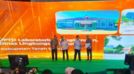 Kadis DLH Tanbu Rahmat Prapto Udoyo, menerima langsung anugerah Adi Niti di Auditorium Gedung Manggala Wanabakti Kementerian LHK, Selasa (10/09/2024). (foto: MC Tanbu)