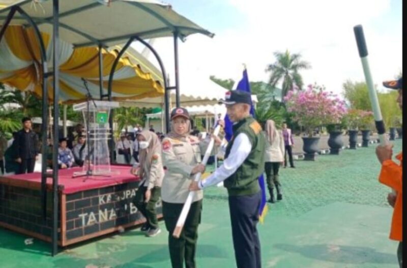 Badan Penanggulangan Bencana Daerah (BPBD) Kabupaten Tanah Bumbu melaksanakan Apel Siaga Bencana dan Gelar Peralatan, Jumat (13/09/2024) di Halaman Kantor Bupati Tanah Bumbu. (foto: MC Tanbu)