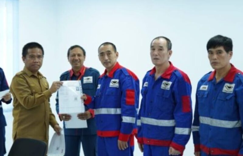 Dinas Dukcapil Kabupaten Tanah Bumbu mempermudah pelayanan administrasi untuk warga negara asing (WNA) melalui program “Pelangsir Berwarna”. (foto: MC Tanbu)