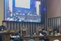 Bupati Kabupaten Tanah Bumbu, Zairullah Azhar saat menyampaikan RAPBD Tahun Anggaran 2025 di Rapat Paripurna DPRD. Foto : Mc Tanbu