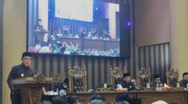 Bupati Kabupaten Tanah Bumbu, Zairullah Azhar saat menyampaikan RAPBD Tahun Anggaran 2025 di Rapat Paripurna DPRD. Foto : Mc Tanbu