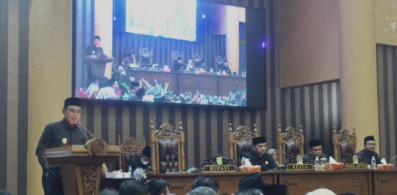 Bupati Kabupaten Tanah Bumbu, Zairullah Azhar saat menyampaikan RAPBD Tahun Anggaran 2025 di Rapat Paripurna DPRD. Foto : Mc Tanbu