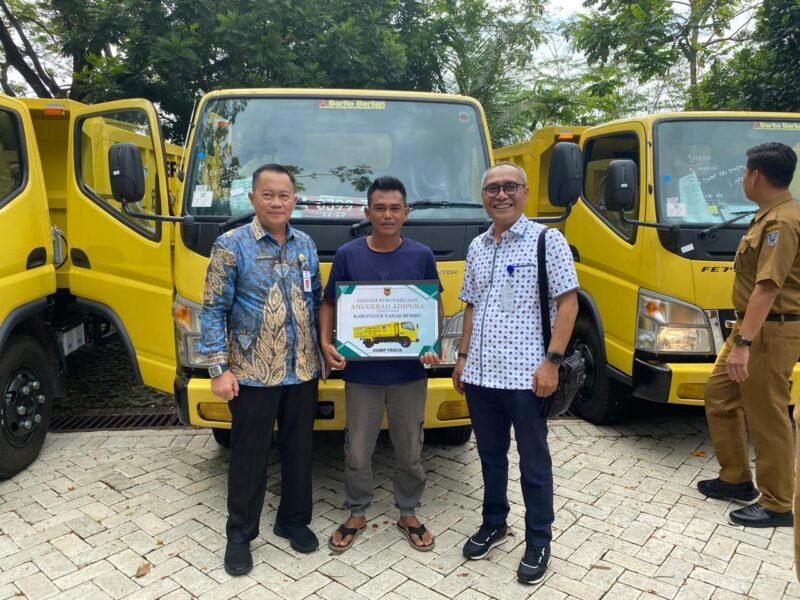 Tanah Bumbu mendapatkan 1 (Satu) unit Dump Truk Sampah. Foto : Mc Tanbu