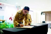 Bupati Tanah Bumbu Andi Rudi Latif menandatangani Internal Audit Charter (Piagam Audit Intern). Sekaligus membuka kegiatan Pelatihan Manajemen Risiko Organisasi Sektor Publik, Senin (30/06/2025), di Banjarmasin.(Foto : Diskominfosp Tanbu)

 Bupati Tanah Bumbu Andi Rudi Latif menandatangani Internal Audit Charter (Piagam Audit Intern). Sekaligus membuka kegiatan Pelatihan Manajemen Risiko Organisasi Sektor Publik, Senin (30/06/2025), di Banjarmasin.(Foto : Diskominfosp Tanbu)

