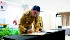Bupati Tanah Bumbu Andi Rudi Latif menandatangani Internal Audit Charter (Piagam Audit Intern). Sekaligus membuka kegiatan Pelatihan Manajemen Risiko Organisasi Sektor Publik, Senin (30/06/2025), di Banjarmasin.(Foto : Diskominfosp Tanbu)

 Bupati Tanah Bumbu Andi Rudi Latif menandatangani Internal Audit Charter (Piagam Audit Intern). Sekaligus membuka kegiatan Pelatihan Manajemen Risiko Organisasi Sektor Publik, Senin (30/06/2025), di Banjarmasin.(Foto : Diskominfosp Tanbu)

