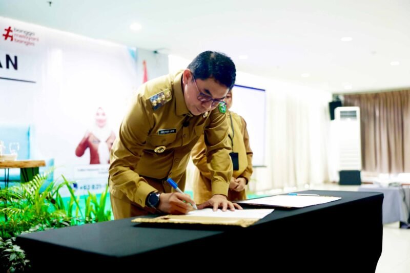 Bupati Tanah Bumbu Andi Rudi Latif menandatangani Internal Audit Charter (Piagam Audit Intern). Sekaligus membuka kegiatan Pelatihan Manajemen Risiko Organisasi Sektor Publik, Senin (30/06/2025), di Banjarmasin.(Foto : Diskominfosp Tanbu)

 Bupati Tanah Bumbu Andi Rudi Latif menandatangani Internal Audit Charter (Piagam Audit Intern). Sekaligus membuka kegiatan Pelatihan Manajemen Risiko Organisasi Sektor Publik, Senin (30/06/2025), di Banjarmasin.(Foto : Diskominfosp Tanbu)

