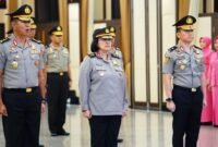 Komjen Pol. Winarto (kanan) bersama jajaran petinggi Polri dalam momen serah terima jabatan usai resmi menyandang pangkat Komisaris Jenderal Polisi. (Foto: Dok. Divisi Humas Polri)