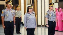 Komjen Pol. Winarto (kanan) bersama jajaran petinggi Polri dalam momen serah terima jabatan usai resmi menyandang pangkat Komisaris Jenderal Polisi. (Foto: Dok. Divisi Humas Polri)