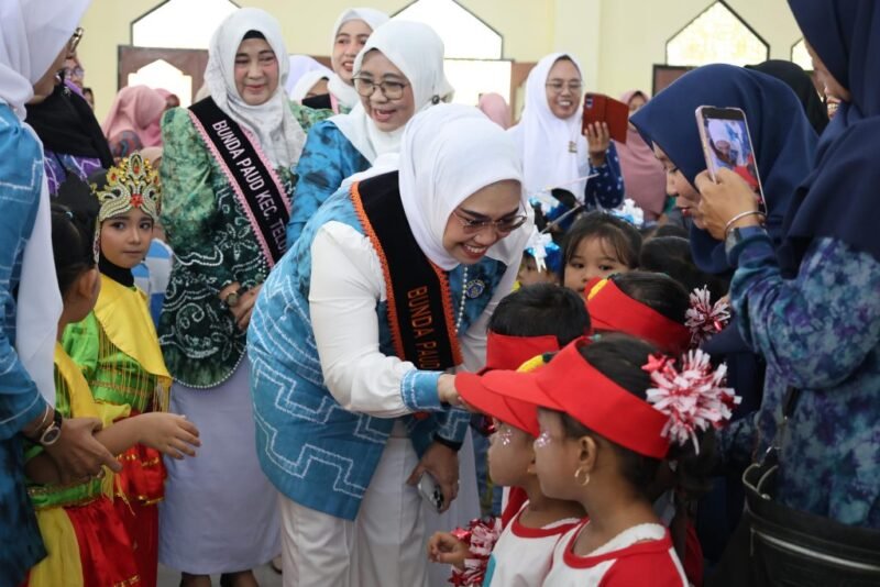 (Foto: Mc Tanbu)

Gebyar Pendidikan Anak Usia Dini (PAUD) Kabupaten Tanah Bumbu tahun 2025 resmi dibuka oleh Bunda PAUD Kabupaten Tanah Bumbu, Ny. Andi Irmayani Rudi Latif. Bertempat di Gedung 7 Februari, Pagatan, Kecamatan Kusan Hilir, Senin (30/6/2025)..